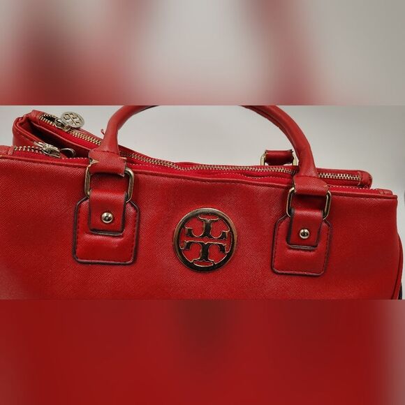 Red Handbag Purse W/ Gold Medallion - Picture 7 of 16